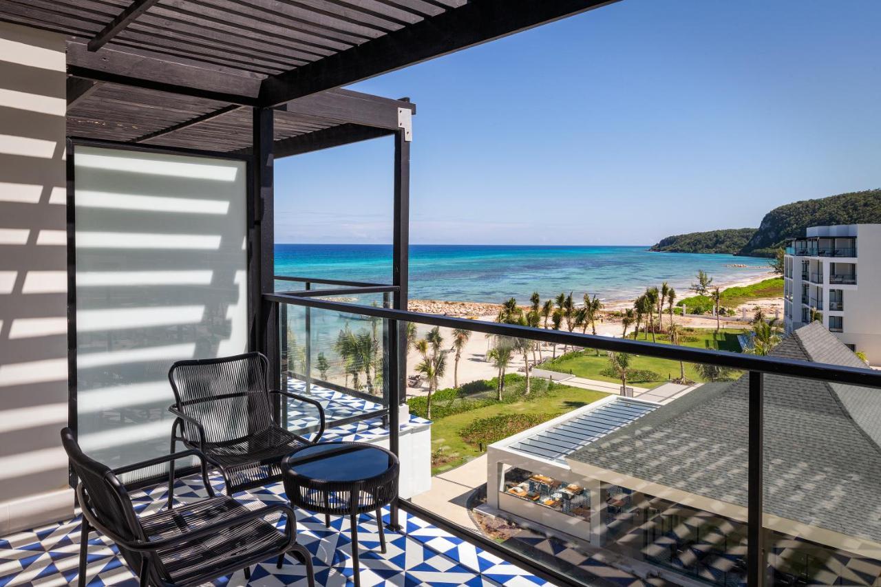 Отель Ocean Eden Bay (Adults Only) Spring Rises Экстерьер фото View from a room at the hotel