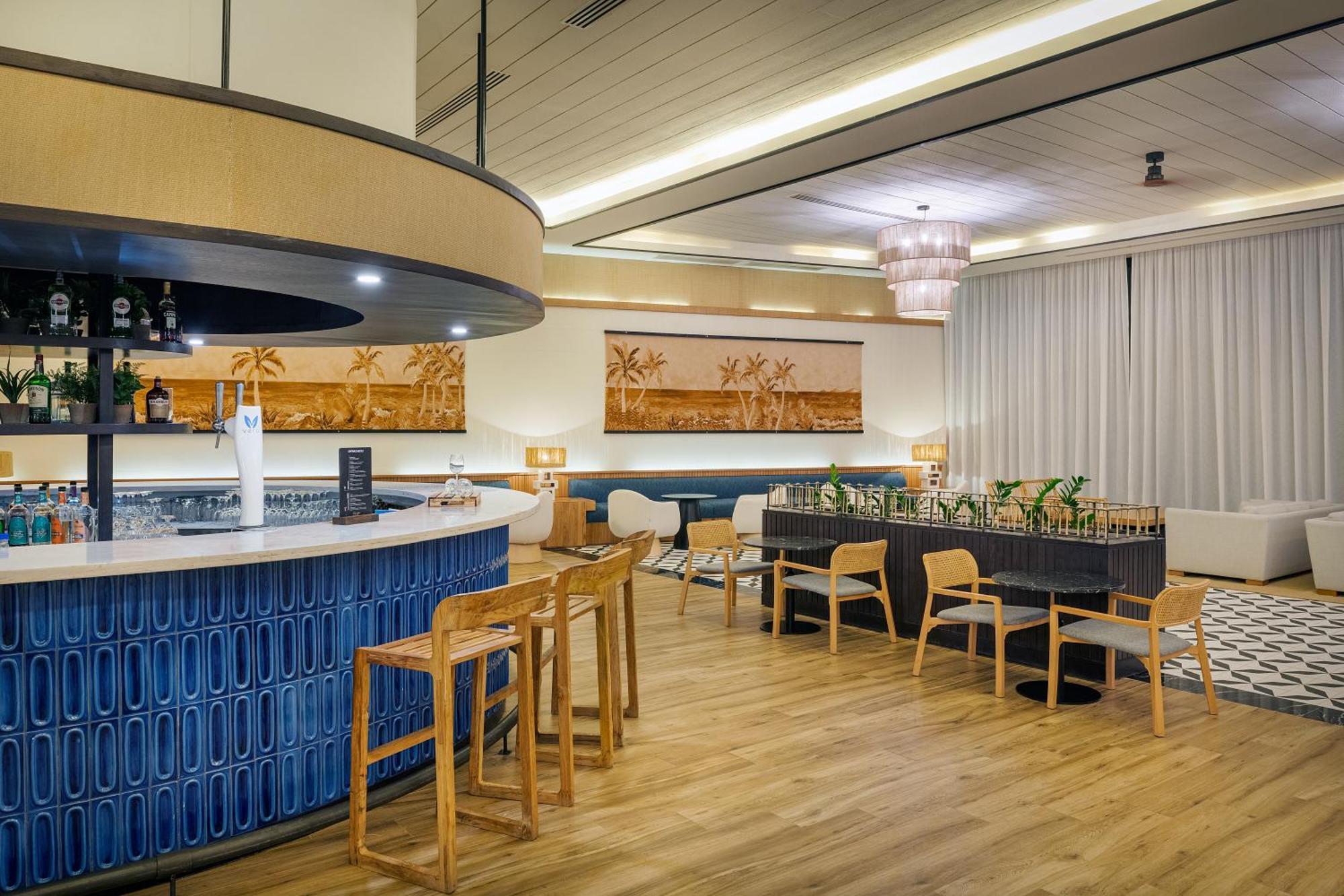 Отель Ocean Eden Bay (Adults Only) Spring Rises Экстерьер фото The lounge at the airport