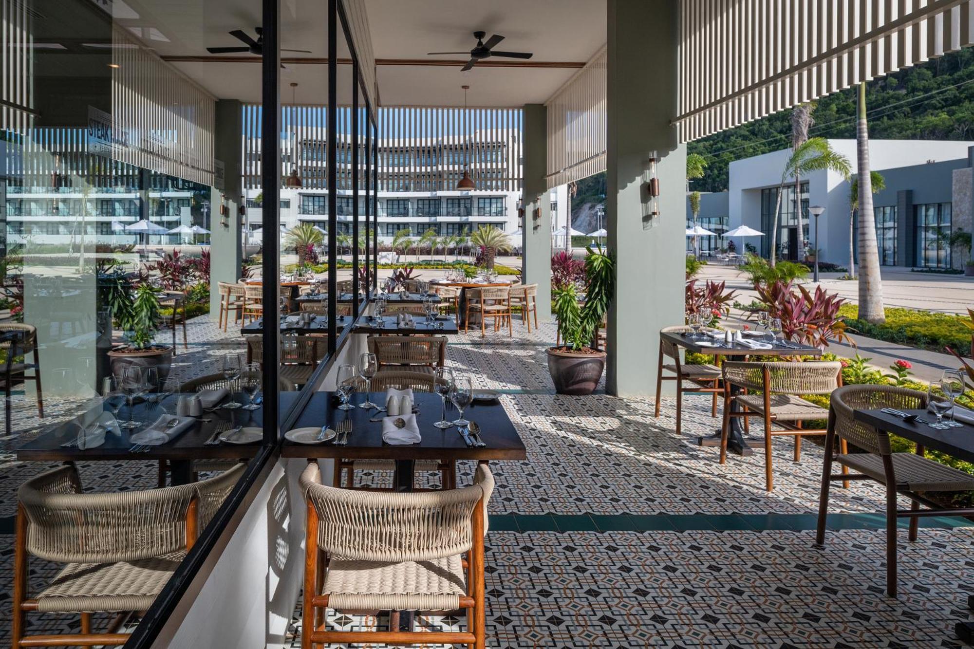 Отель Ocean Eden Bay (Adults Only) Spring Rises Экстерьер фото The Deck